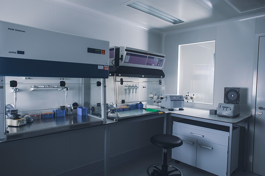 Poste de laboratoire PCR utilisé pour amplifier et séquencer l’ADN environnemental